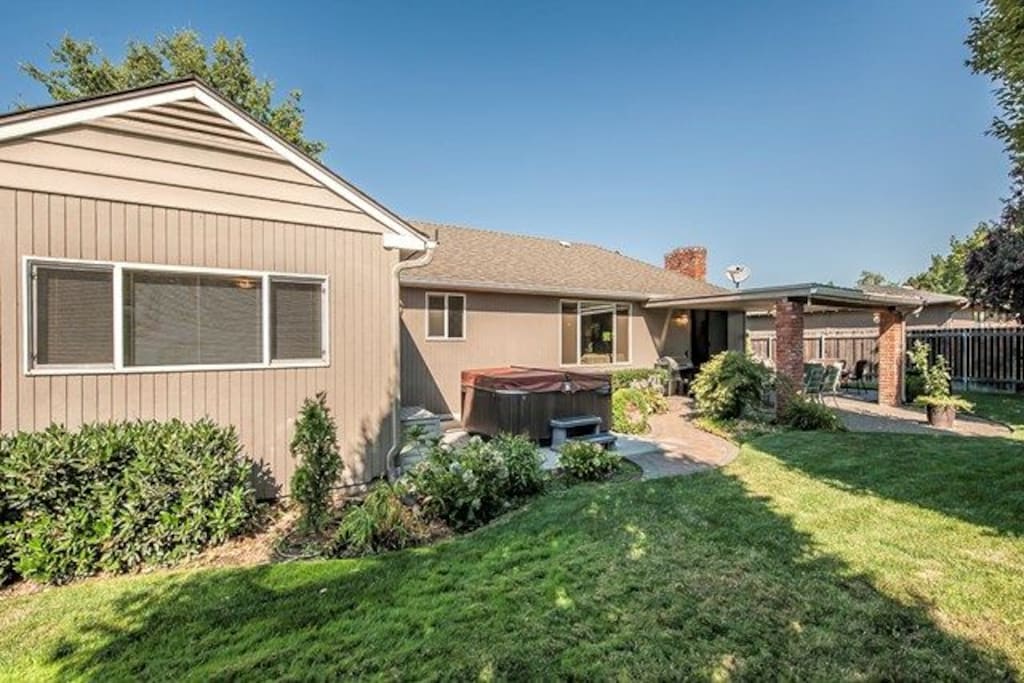 Backyard w/hot tub/patio