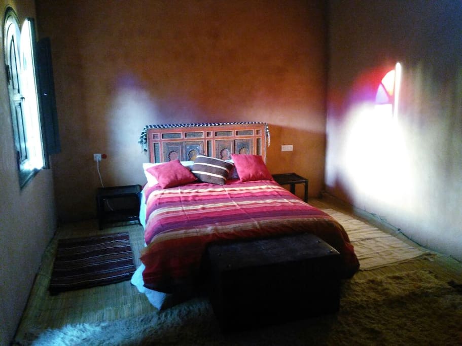 Bioclimatic earth room with private bath