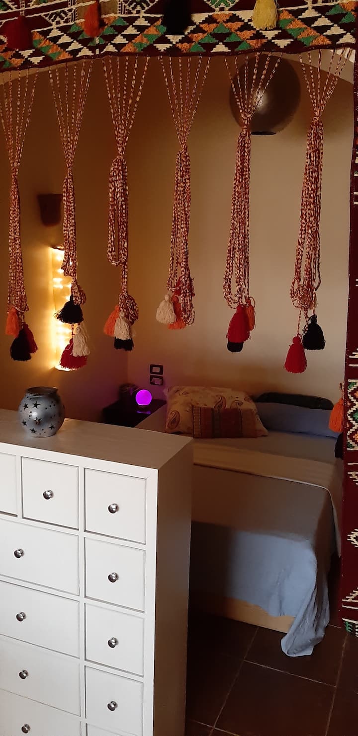 第二间卧室有1.40米的床，是独立的，但通向客厅 