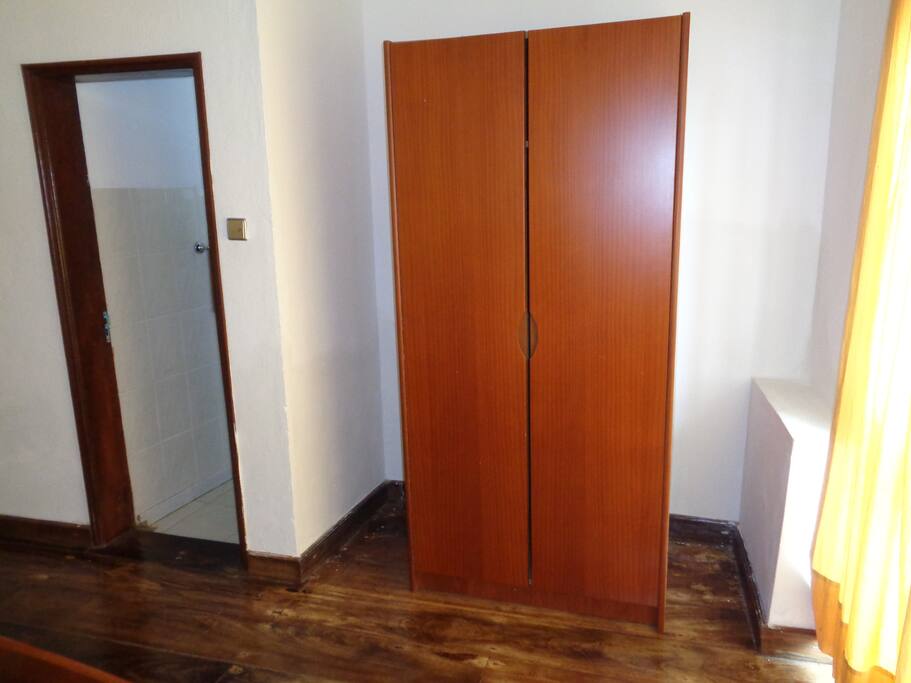 Queen Bed Suite Wardrob
