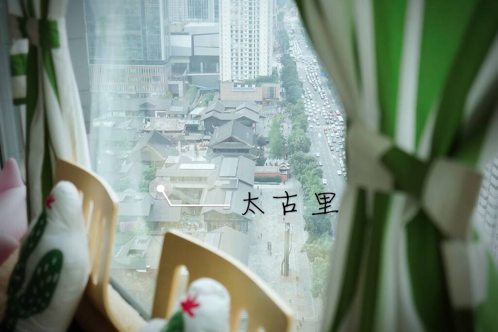 31层的高空能领略整个成都市中心繁华的美景哟。