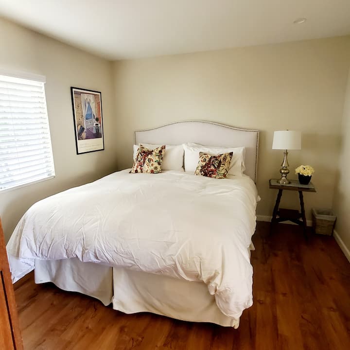 Dhoma e gjumit #2 me shtroja të mahnitshme për t 'ju bërë të ndiheni sikur po flini në një re!!