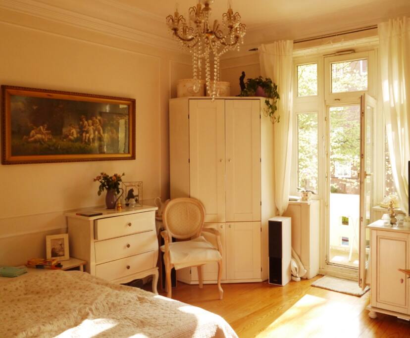Schlafzimmer mit Balkon