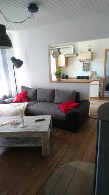Wohnnzimmer und Küche mit Tresen