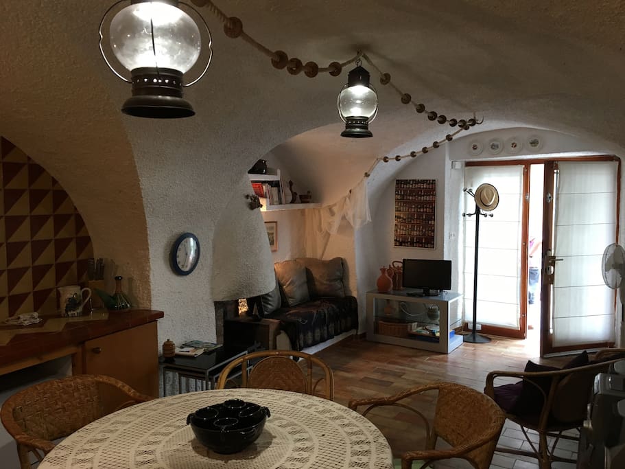 Planta baixa: sala estar amb llar de foc