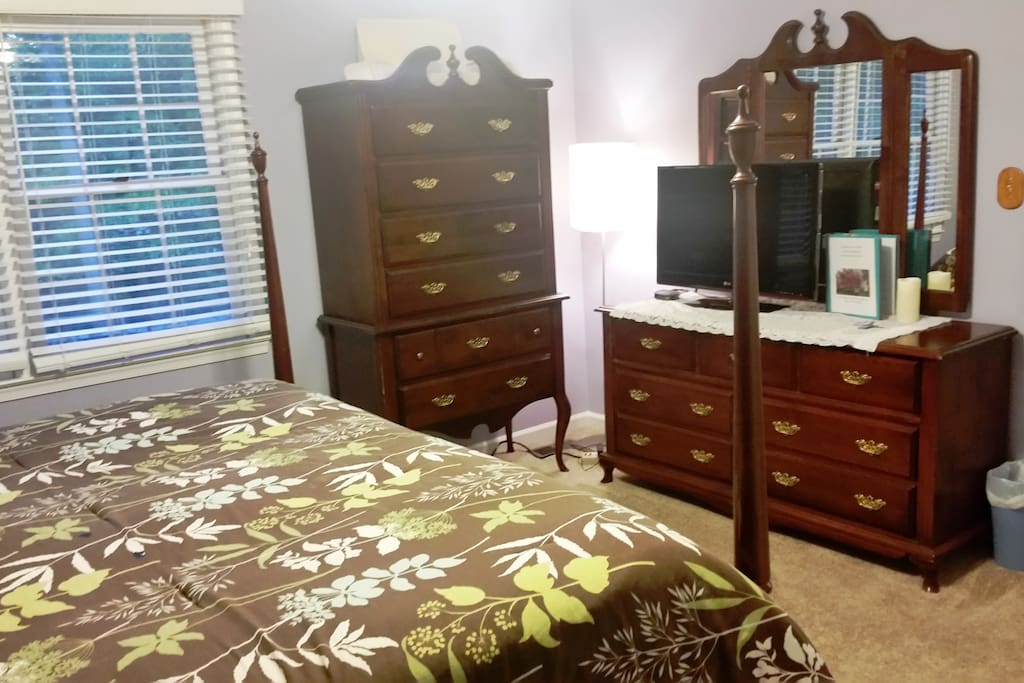 Flat screen TV with Roku. Ample dresser space for long term stays.