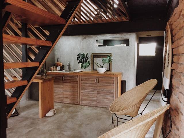 Loft industrial con jacuzzi y vista al mar