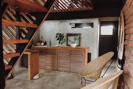 Loft industrial con jacuzzi y vista al mar