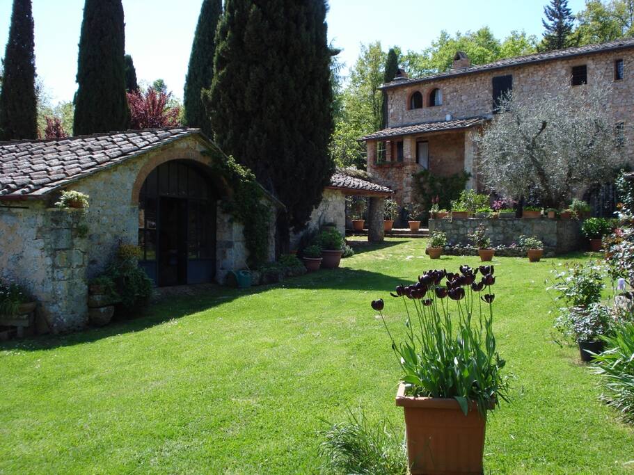 Vista Villa con prato all'inglese all'interno del borgo