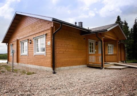 Upscale log villa by the lake + beach sauna