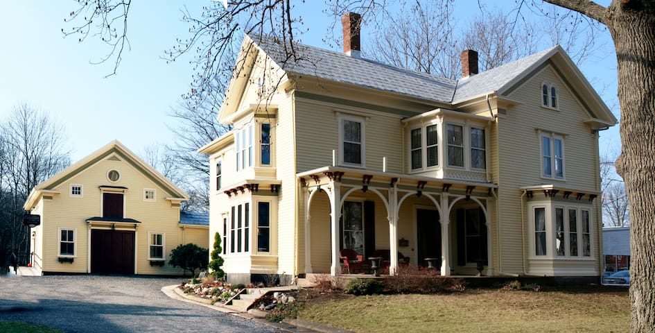 Yellow Twin Room in Victorian Home - simple stay