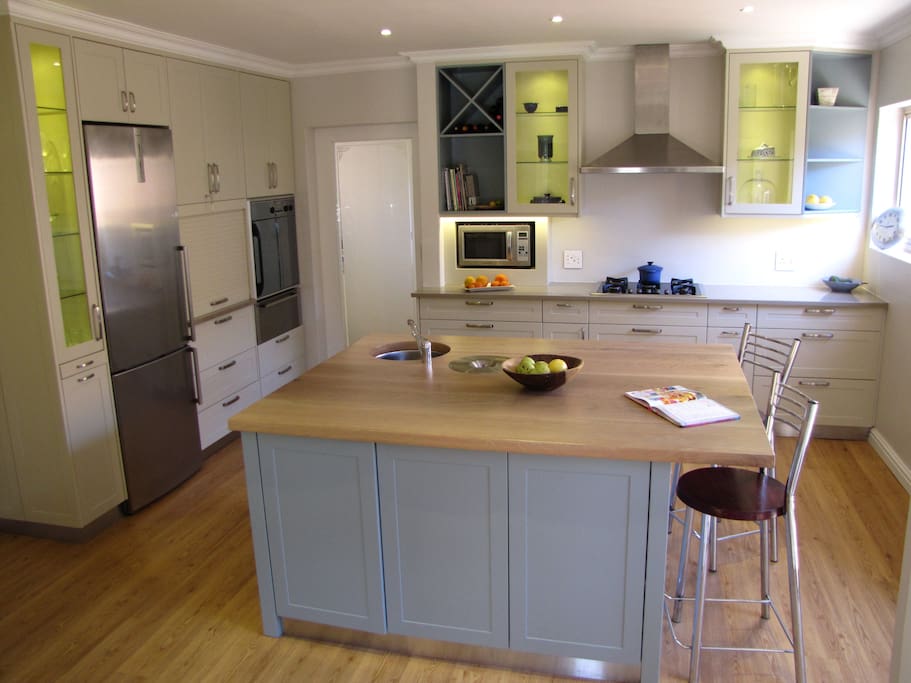 Modern Kitchen, Gas Hob, Eye Level Oven and Scullery with 2 Dishwashers, Washing Machine.