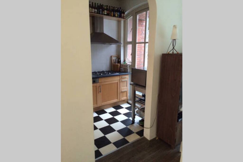 Keuken, met deur naar balkon.