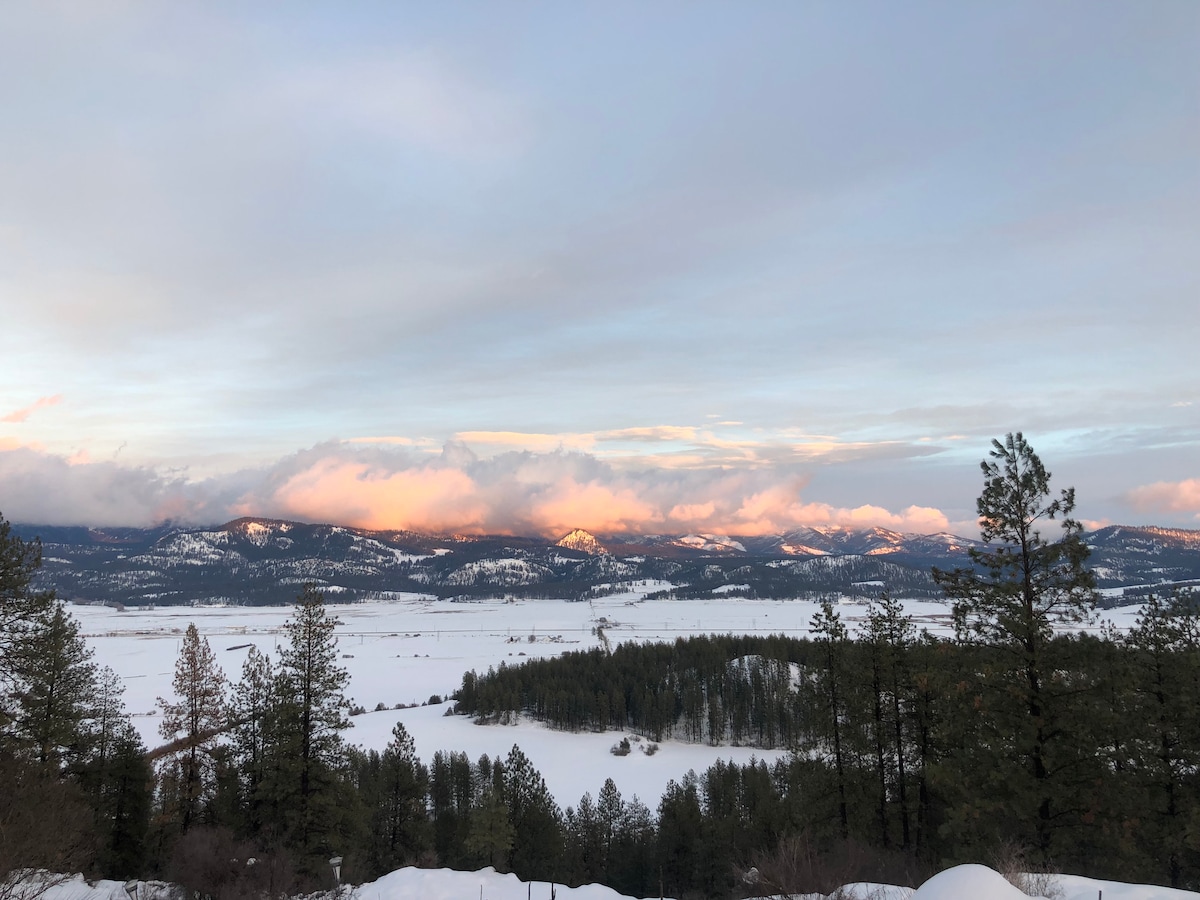 Cozy Clifftop View Apartments for Rent in Chewelah, Washington