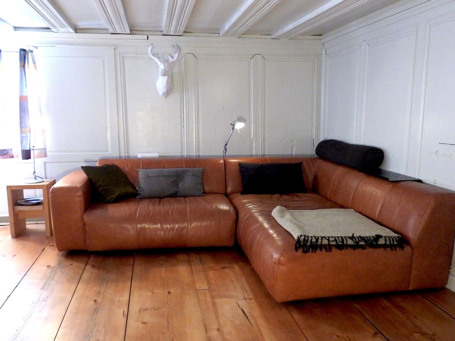 Die Sofaecke in der Stube mit kleinem Wand -TV und WLAN.