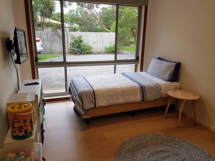 Dhoma e gjumit 4 me TV dhe 2 krevate tekë (këto mund të zhvendosen së bashku për të bërë krevat king size)