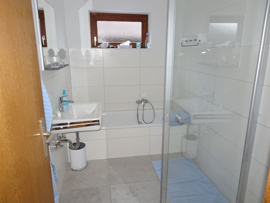 Bad mit Dusche und Badewanne