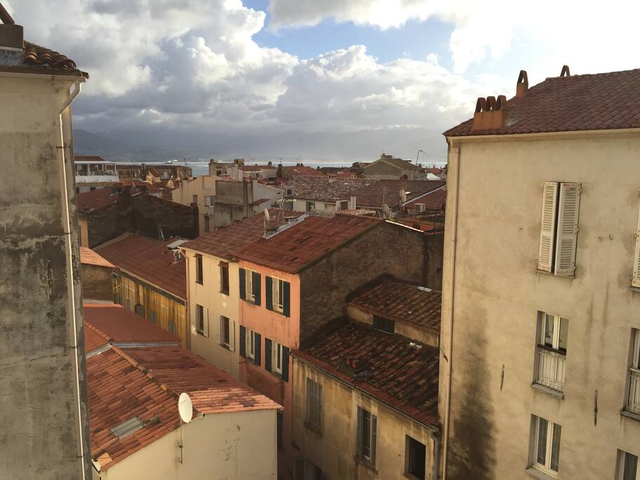Très belle vue dégagée sur les toits de la vieille ville.