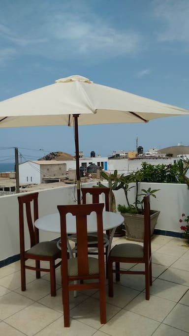 Terraza en primer nivel con vista al mar. Frente a playa ecológica Playa al revés, también se puede acampar ahì.
