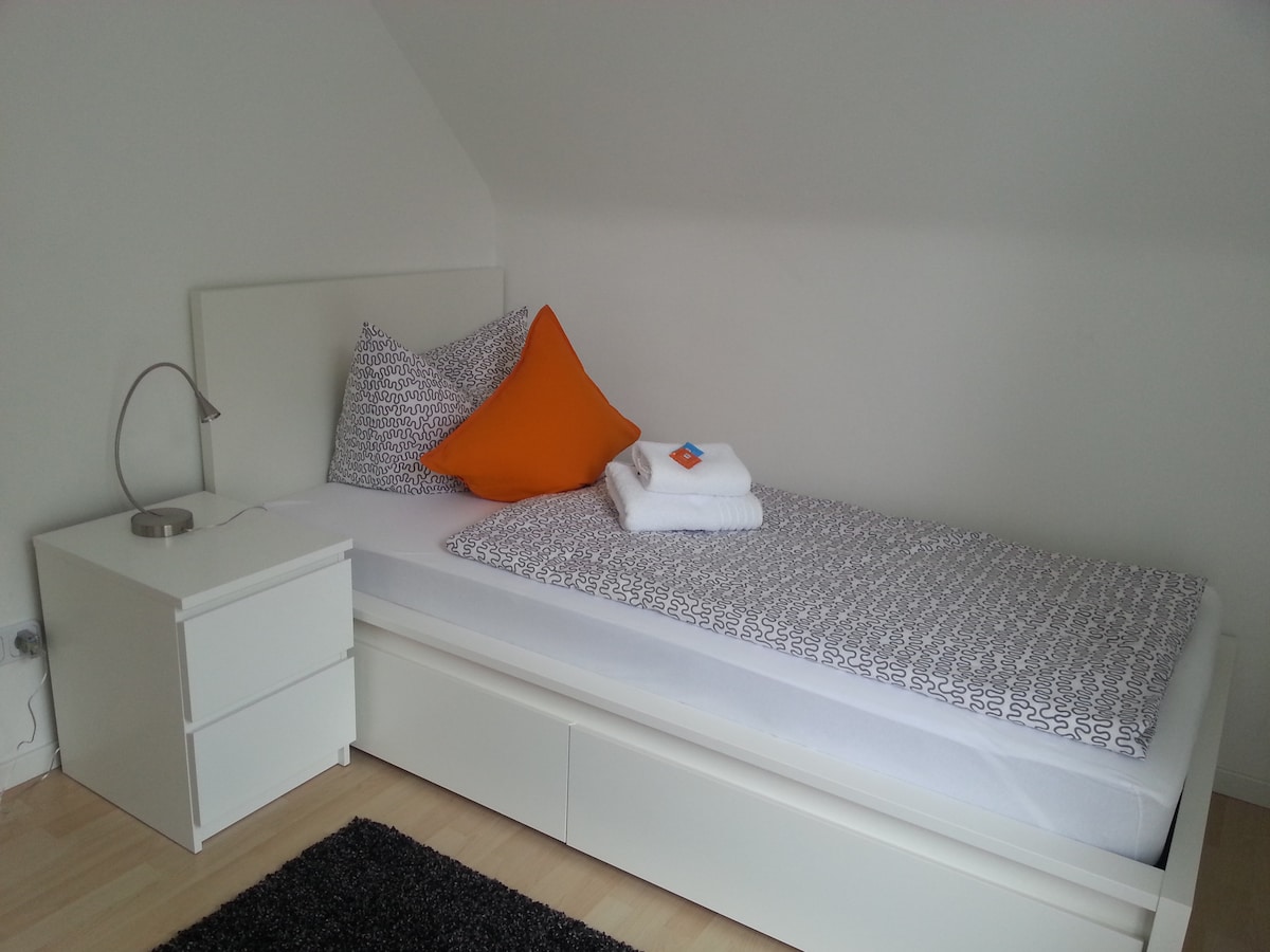 ห้องนอน 2 เตียงเดี่ยว (90x200)