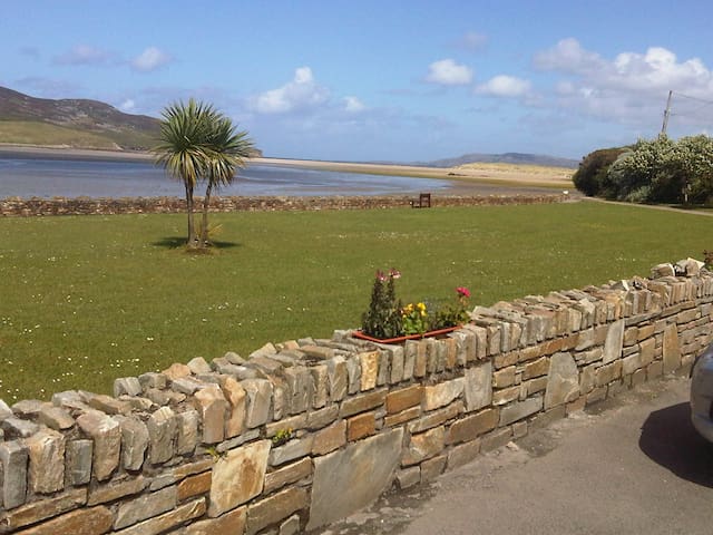 Modern & cosy - close to village...
