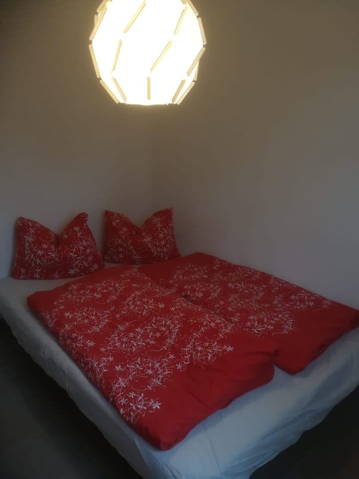 Cama tamaño queen en la planta baja (2 personas) 