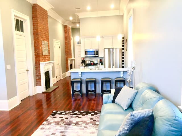 LUXURIOUS HUGE HOME NEAR FRENCH QUARTER!!! gallery image 2