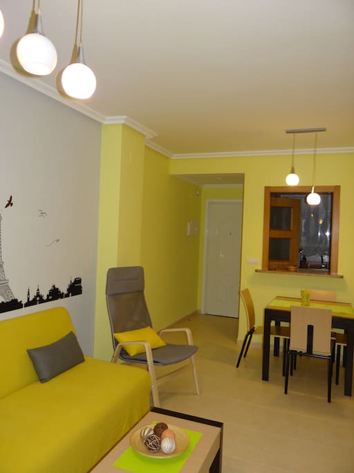 Salón con sofá cama y acceso a la cocina