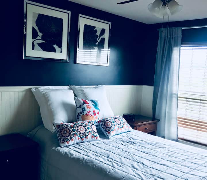 第二间卧室，双人床
