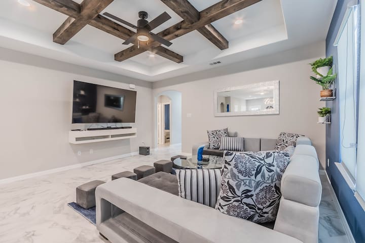 Modern Room Near Downtown, Zoo, Uptown & More gallery image 4