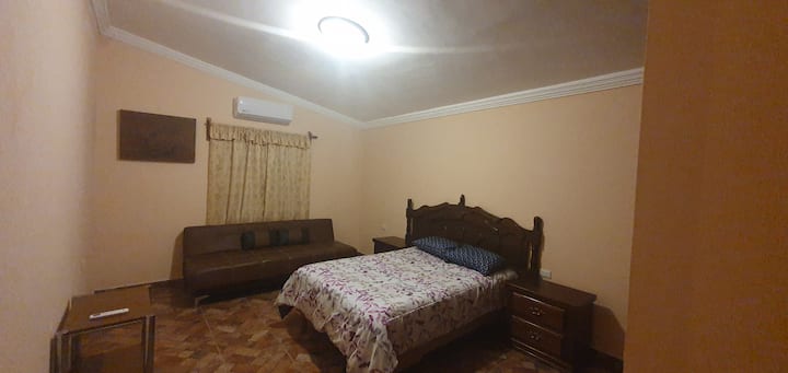 غرفة نوم ثانية مع سرير أريكة وخزانة صغيرة واسعة 