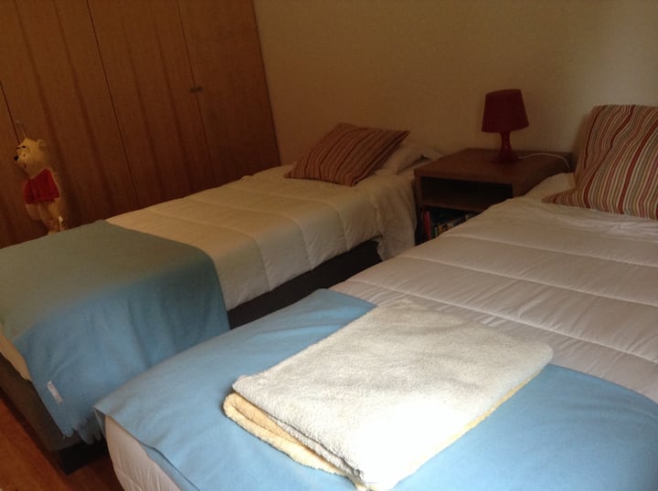 Spavaća soba s bračnim krevetima 