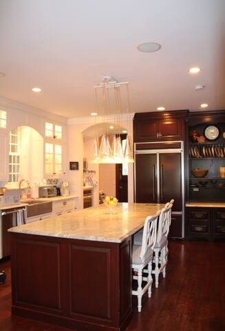 Old Town Cosmopolitan Four Bedroom, Four Bath gallery image 3