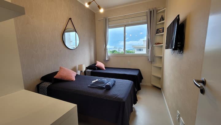 Sovrum 2 med två enkelsängar, Smart TV, varm/kall split och skrivbord