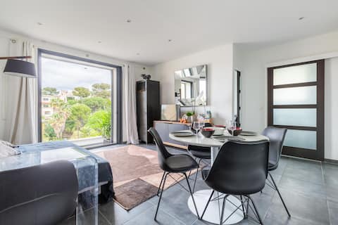 Top performing Airbnb: Spacious studio with pool in Roucas-Blanc in Marseille 7e Arrondissement