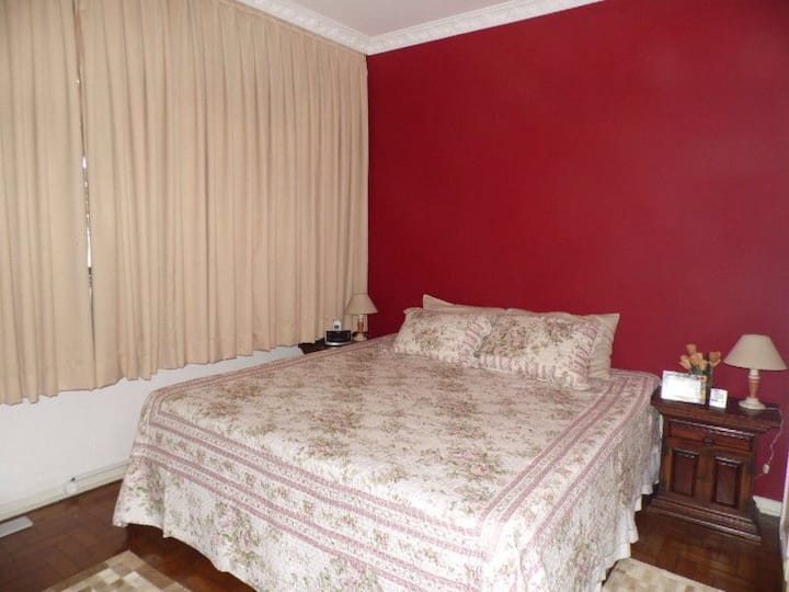 Quarto com cama King e TV LCD 40"