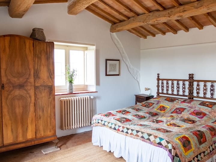 Chumba cha 2 cha kulala chenye kitanda cha ukubwa wa kifalme na bafu la chumbani.