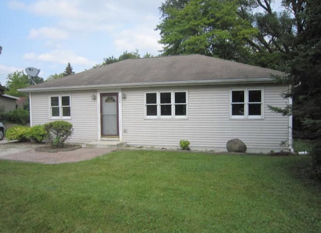 DOWNTOWN Twin Lakes, WI - 3BR Cottage