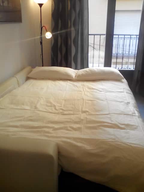 Top performing Airbnb: Comfortable, quiet and central. in Perchel Sur