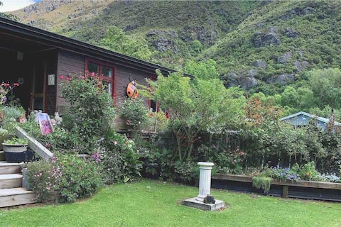 Top performing Airbnb: Ladybird Landing - Cozy One Bedroom Apartment in Wakatipu Outer