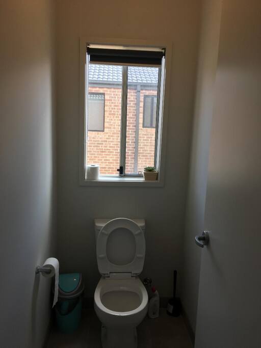 upstairs toielt