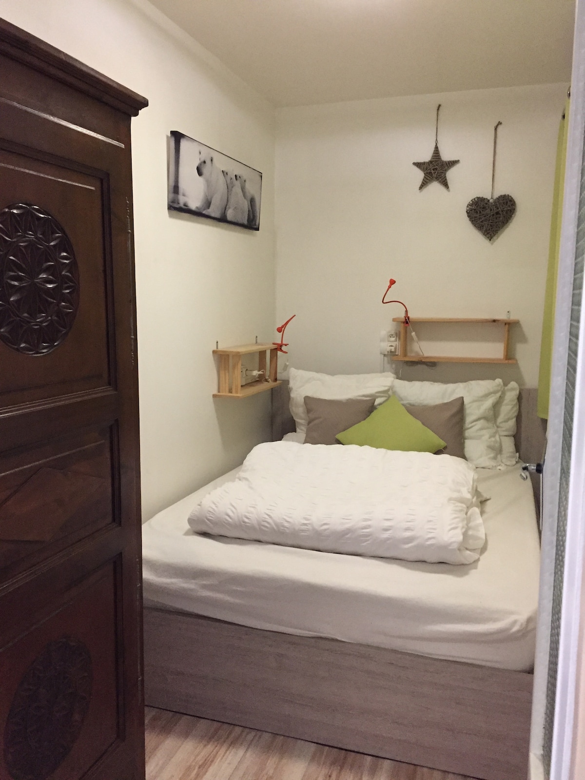 NIGHT CORNER closed by a door , 
1 bed 140*190cm 
+ Storage cupboard  