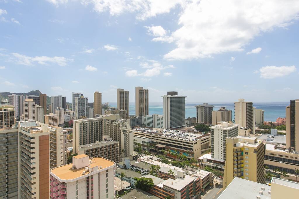 Pacific Ocean and Waikiki city