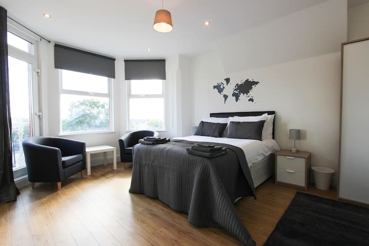 Large Balcony Double Bedroom in Dollis Hill! BR5