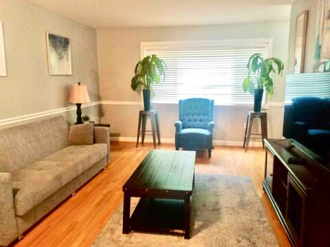 Cozy Condo | Shopping, Restaurants & Colleges