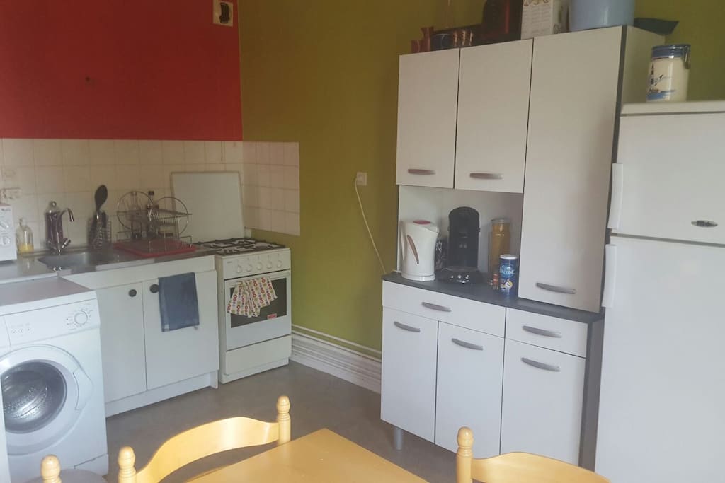 Grande cuisine avec machine à laver