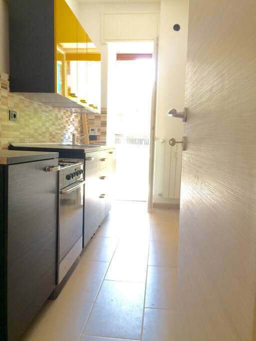 Cucina luminosa e comoda con balcone