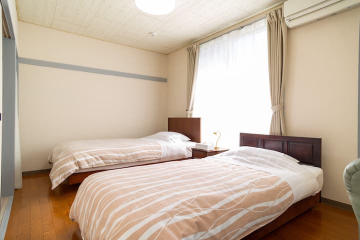 ベッドルームにはシングルベッド2台あり。ベッドは高級メーカーのシモンズと日本ベッドを採用していて寝心地抜群です。