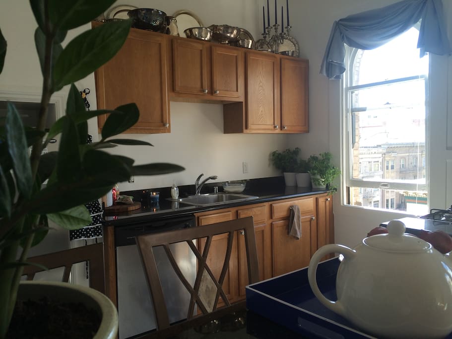 Spacious, well-stocked kitchen
