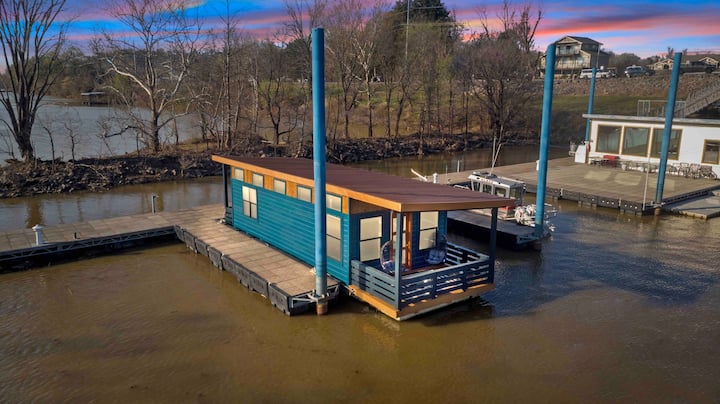 houseboat tourism